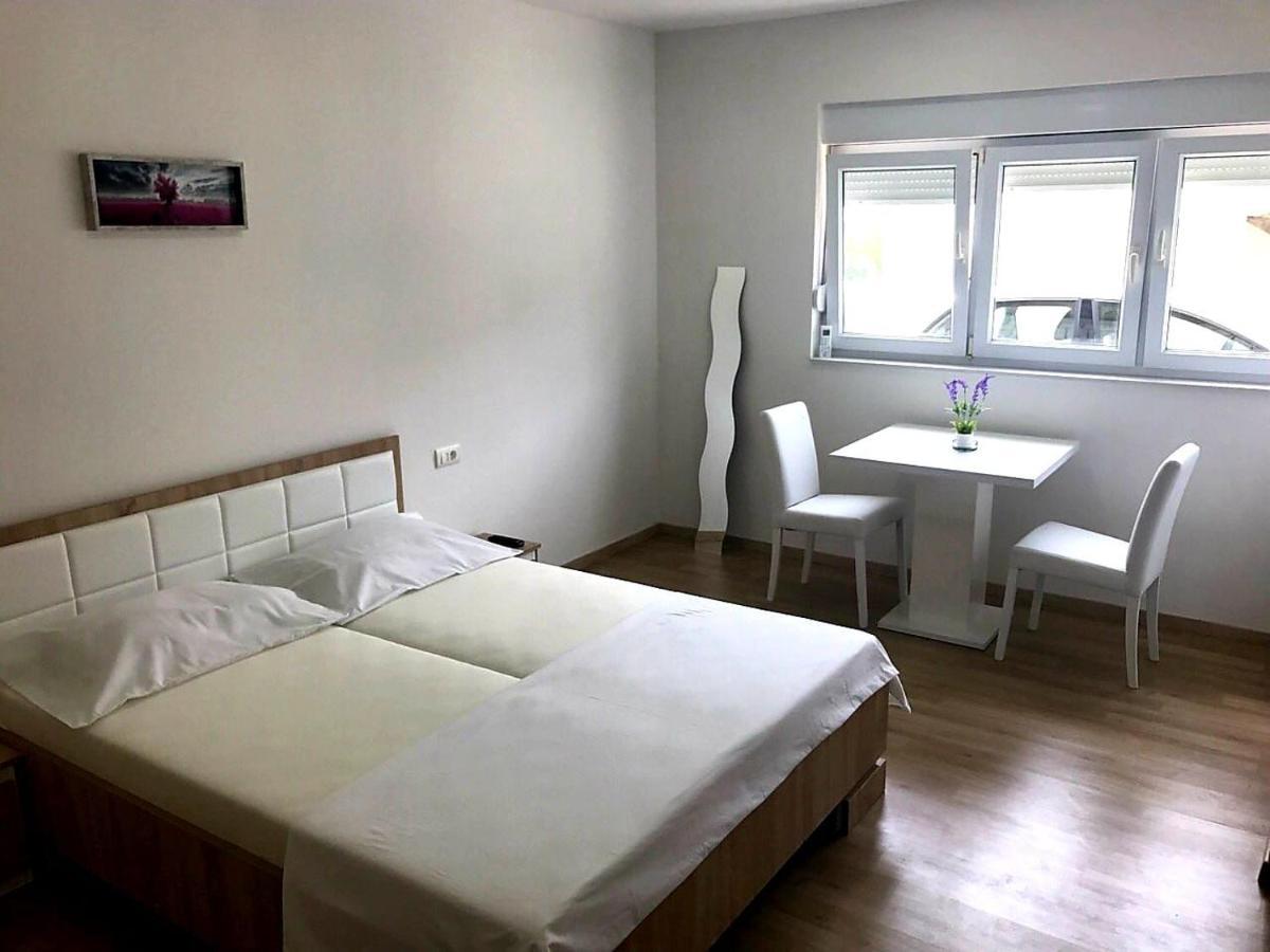 אומיס Apartmani Maki מראה חיצוני תמונה